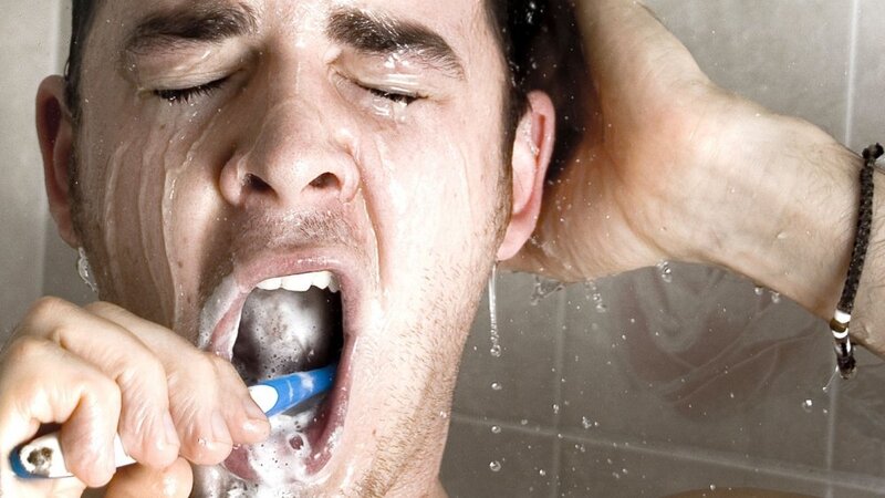 Dùng kem đánh răng chứa flo để điều trị sâu men răng