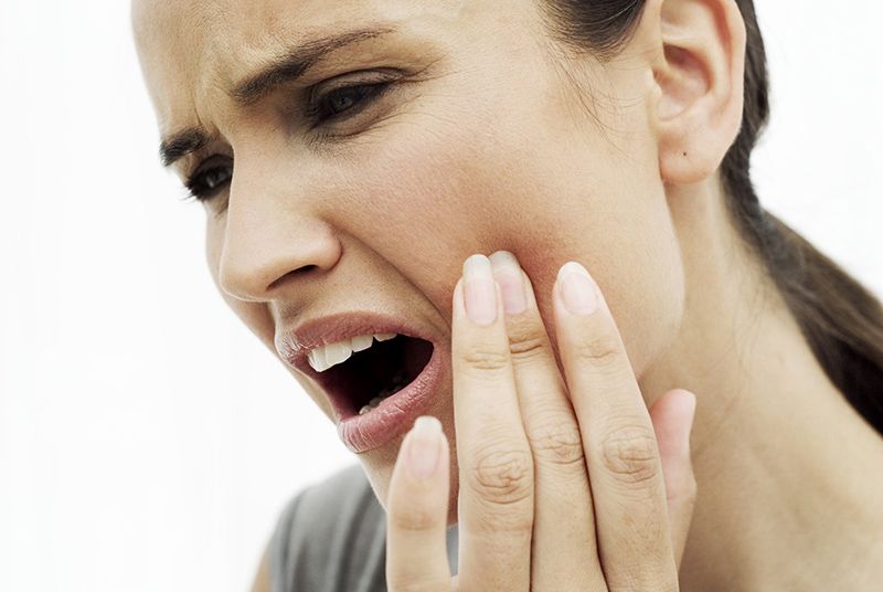 Răng sâu bị lồi thịt khiến bệnh nhân khó nhai thức ăn