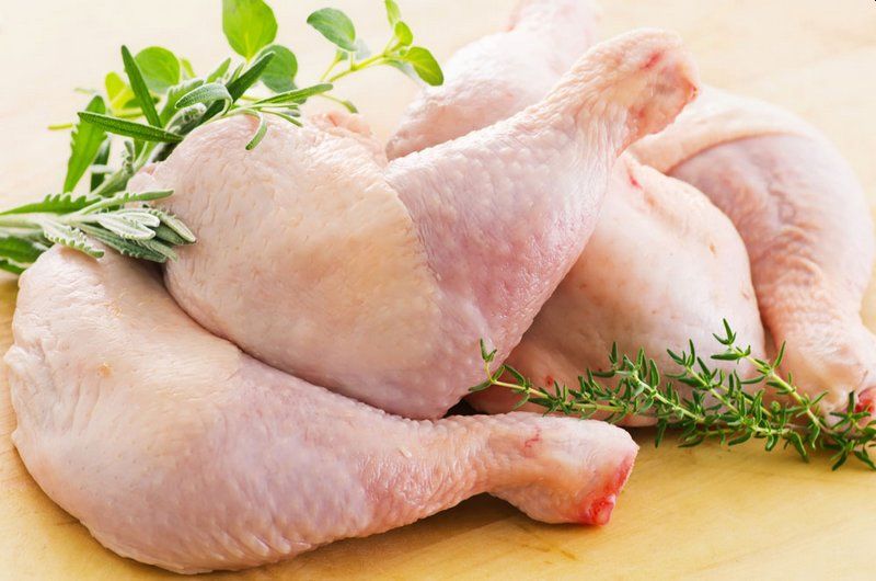 Bạn chỉ nên chế biến thịt gà dưới dạng cháo, súp… để tránh gây tác động vào chỗ răng sâu
