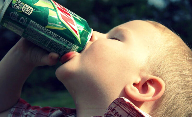 Ăn, uống nhiều đồ ngọt là thói quen xấu của trẻ gây nhiều bệnh lý về răng
