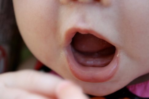 Bé 8 tháng chưa mọc răng có sao không?
