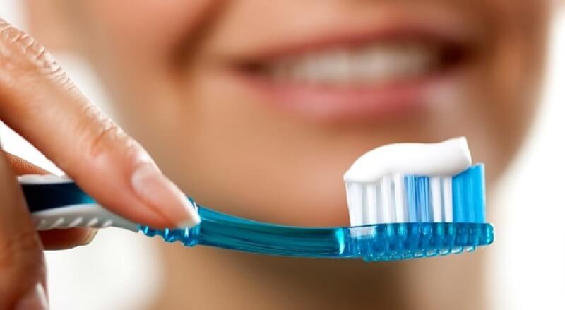 Mỗi ngày đánh răng 2 lần để làm sạch và ngăn chặn vi khuẩn