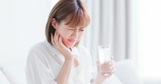 Các bệnh lý răng miệng có thể tác động khiến người bệnh bị ê răng