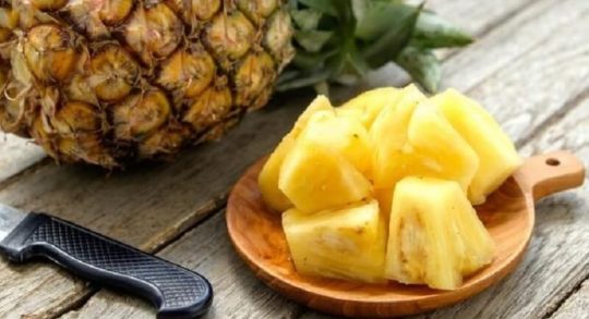 Khi gọt trái thơm phải gọt sạch lớp vỏ bên ngoài và nhớ bỏ hết mắt.