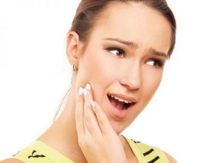 Ê răng sau khi cạo vôi do nhiều nguyên nhân khác nhau gây ra