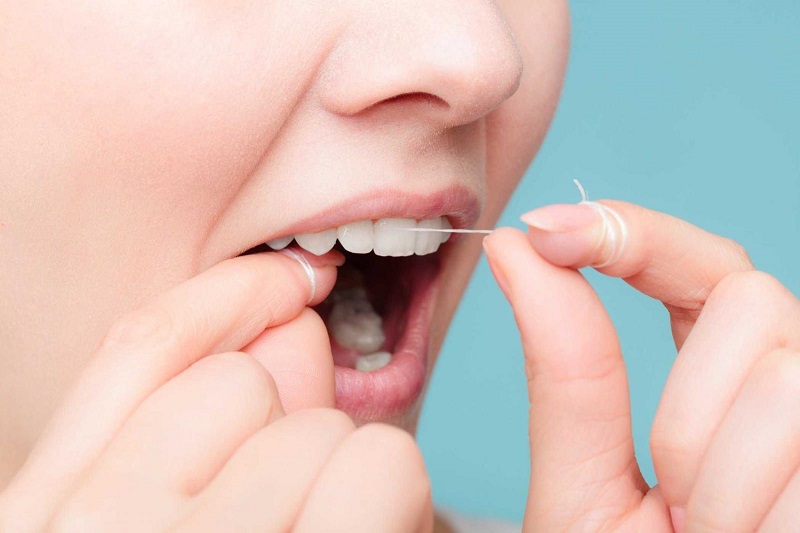Sử dụng chỉ nha khoa loại bỏ mảng bám trên răng