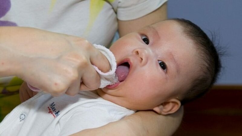 Sử dụng nước muối rơ lưỡi cho bé