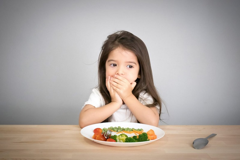 Trẻ gặp khó khăn trong ăn uống khi răng mọc lẫy