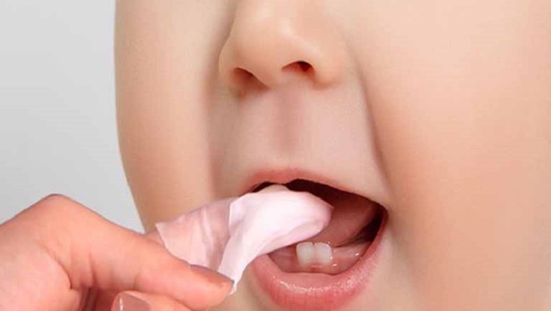 Rơ lưỡi cho bé cần phải được thực hiện thường xuyên