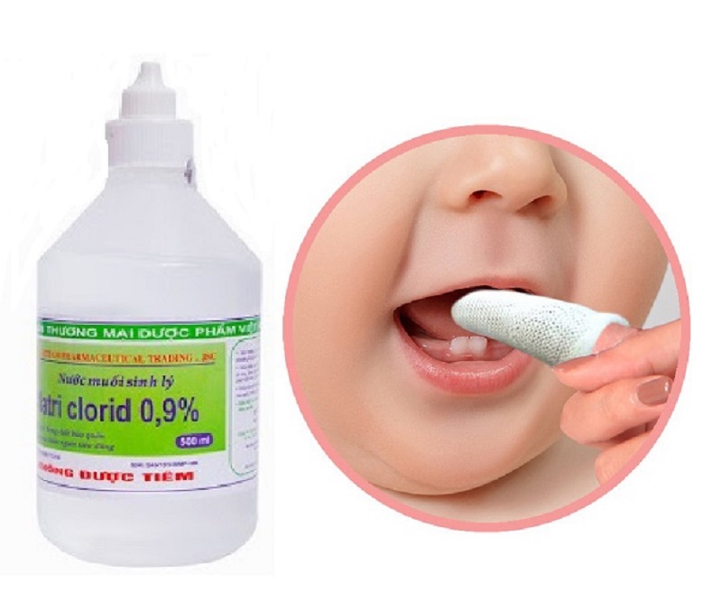 Rơ lưỡi cho trẻ sơ sinh bằng gì với nước muối sinh lý
