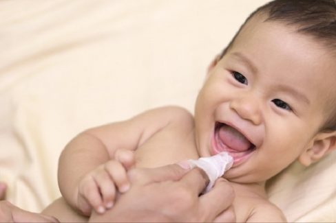Rơ lưỡi với các nguyên liệu phù hợp với độ tuổi của bé