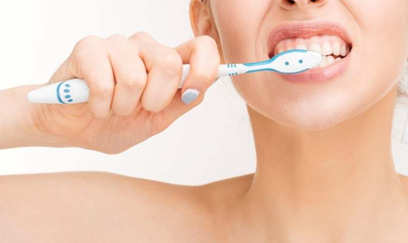 Vệ sinh răng miệng sai cách và thiếu nước bọt là nguyên nhân gây ra sâu răng hàm.