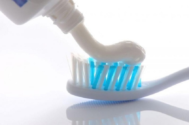 Khi tẩy trắng răng bị ê buốt bạn nên sử dụng loại kem đánh răng dành riêng cho răng nhạy cảm
