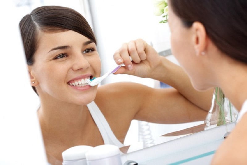 Vệ sinh răng miệng mỗi ngày 2 lần để tránh nguy cơ áp xe răng