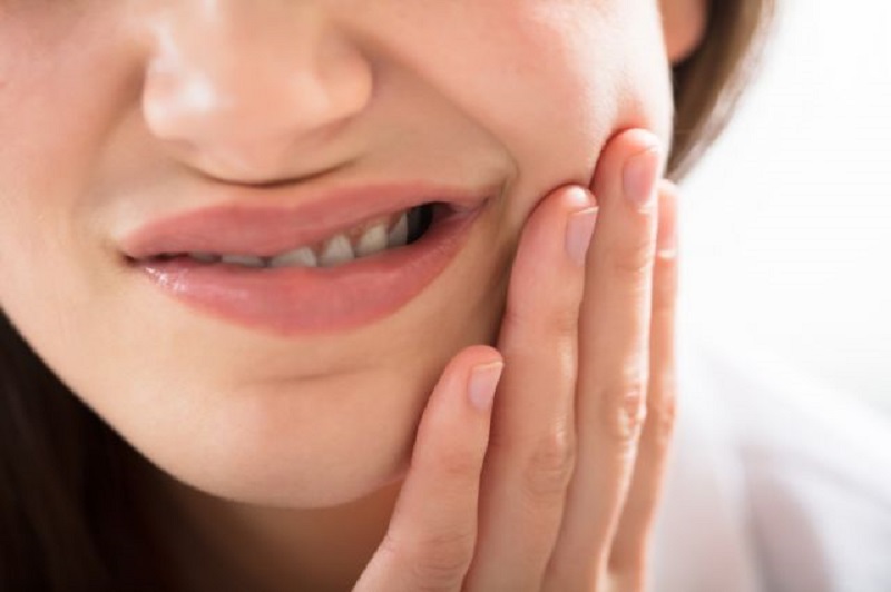 Viêm lợi trùm có mủ là bệnh lý xảy ra do răng số 8 mọc khi ở độ tuổi từ 17 đến 25 tuổi