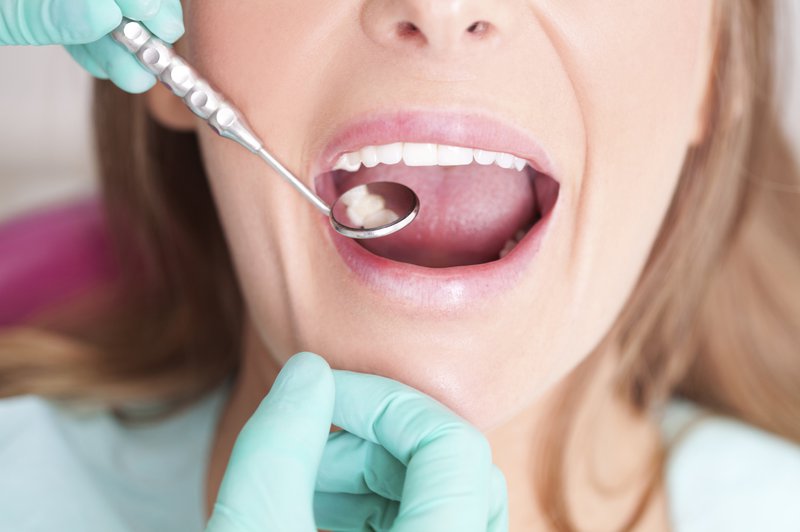 Thực hiện điều trị bệnh lý về răng miệng