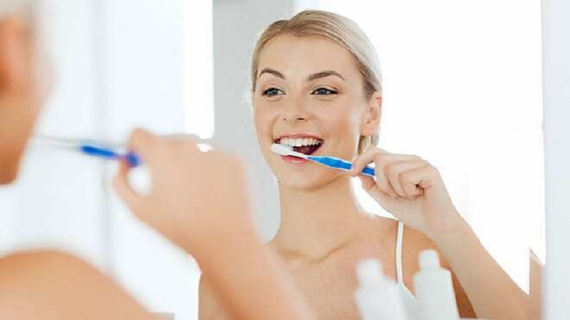 Cách sử dụng miếng dán trắng răng hiệu quả là bạn phải đánh răng sạch sẽ trước khi dùng sản phẩm này