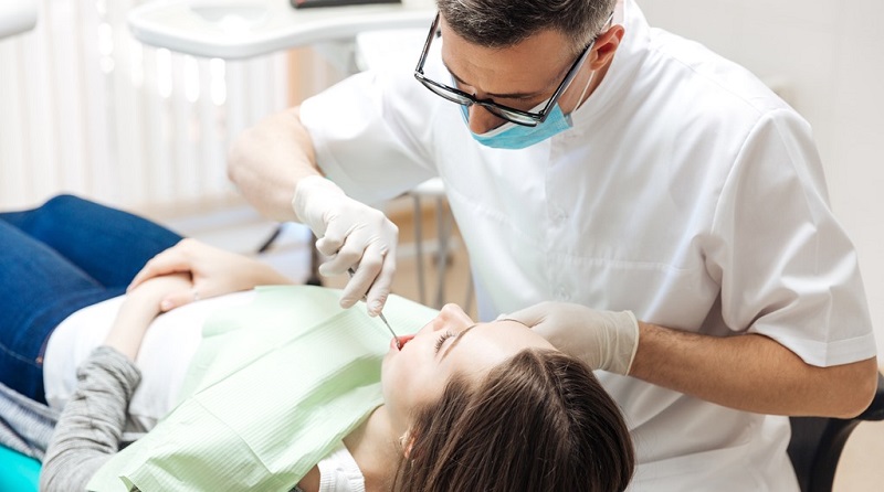 Bước đầu tiên trong quy trình dán răng sứ là thăm khám sức khỏe răng miệng