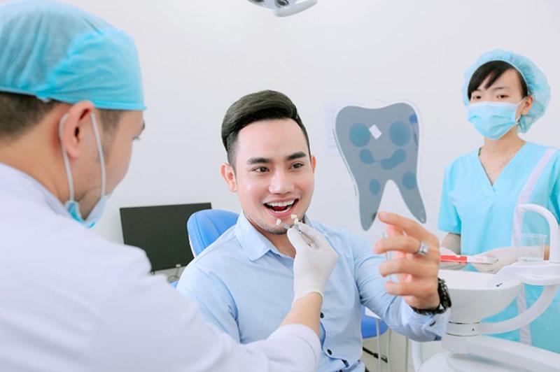 Thương lượng giá trực tiếp với bác sĩ là cách tốt giúp tiết kiệm chi phí trồng răng