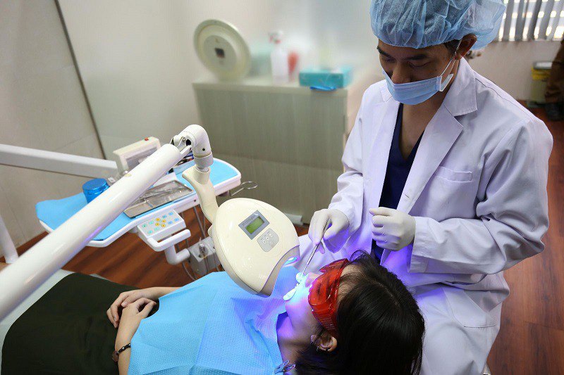 Bác sĩ răng hàm mặt tại NK Ngọc Trai đang tiến hành điều trị cho bệnh nhân