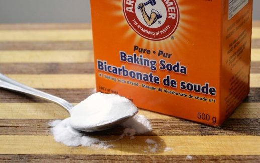 Baking soda là một loại bột có công thức hoá học là NaHCO3