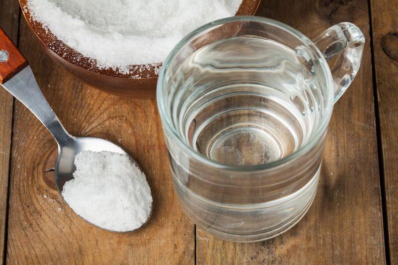 Cách đơn giản nhất mà bạn có thể sử dụng hàng ngày, đó chính là kết hợp bột Baking soda với nước đun sôi còn ấm