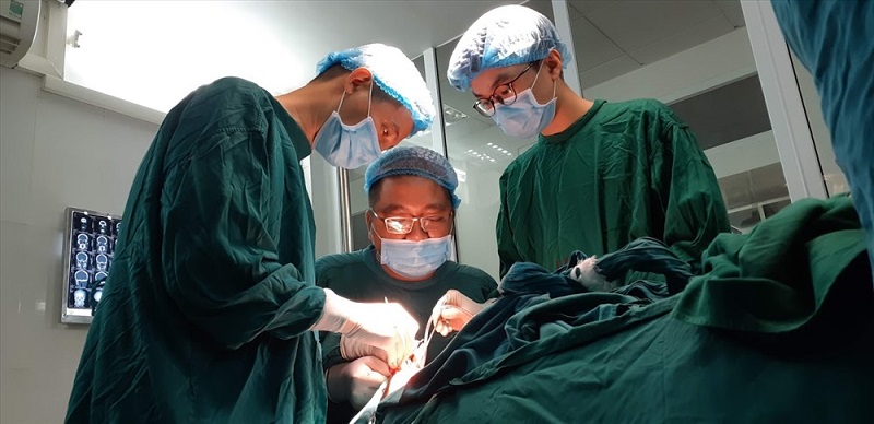 Bác sĩ Bệnh viện Răng Hàm Mặt Trung ương Hà Nội đang tiến hành phẫu thuật cho bệnh nhân