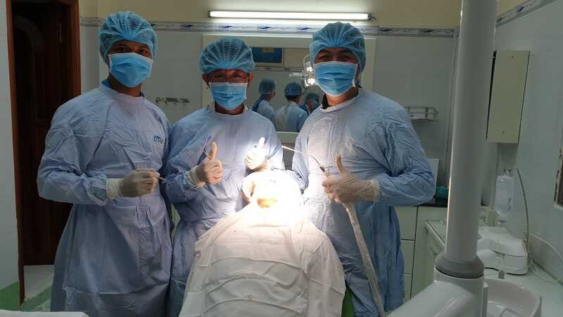 Bác sĩ Tăng Suy Nghĩ và các đồng nghiệp sau một ca tiểu phẫu răng