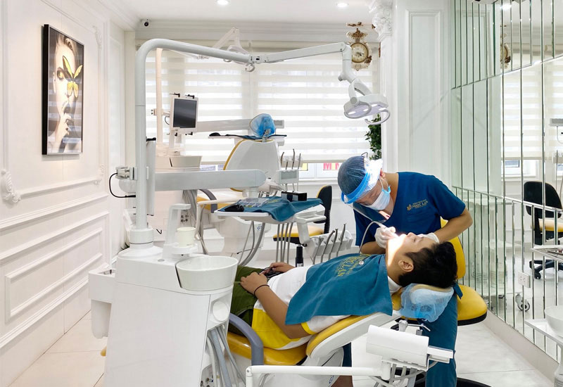 Nha khoa quận Ba Đình Hình ảnh bác sĩ đang chữa trị cho bệnh nhân tại Nha khoa Ngọc Lan