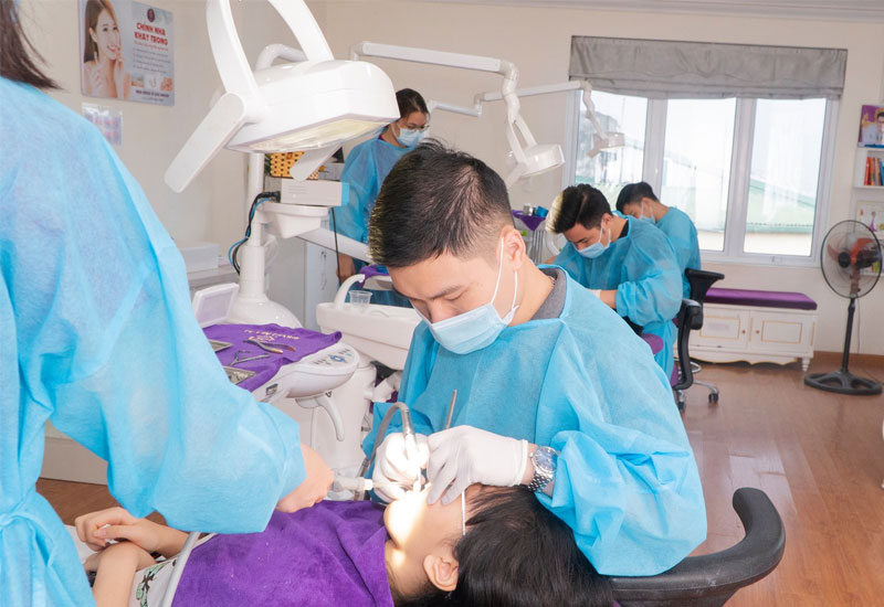 nha khoa quận Đống Đa Hình ảnh bác sĩ tại nha khoa Lê Gia Group đang điều trị cho bệnh nhân
