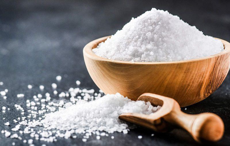 Sử dụng muối hạt để loại bỏ mảng bám
