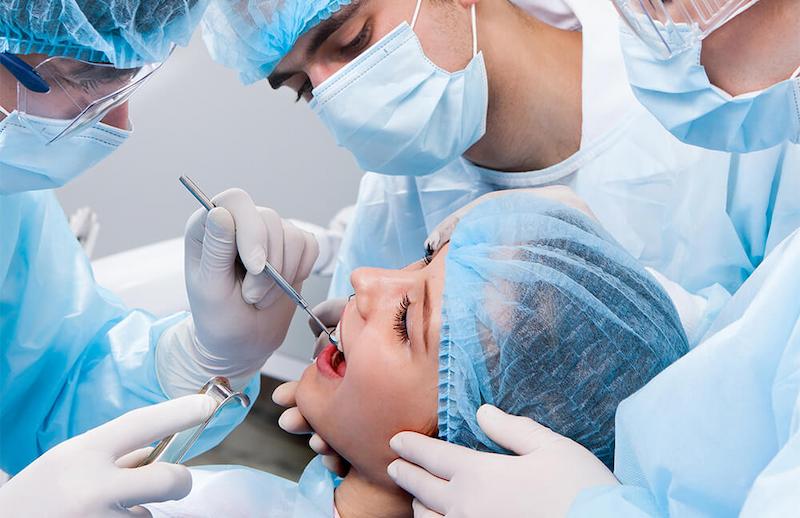 Trường hợp răng khấp khểnh nặng nên thực hiện phẫu thuật chỉnh hình