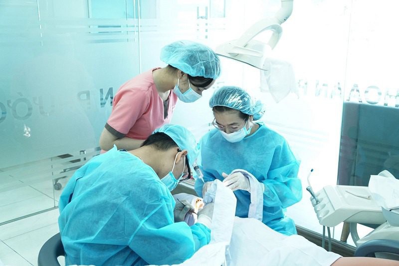 Các bác sĩ tại Nha khoa An Phước đang điều trị cho bệnh nhân