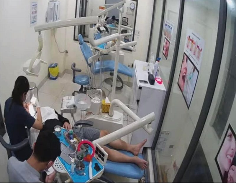 Các bác sĩ nha khoa Sài Gòn - Duy Xuyên đang thăm khám cho khách hàng