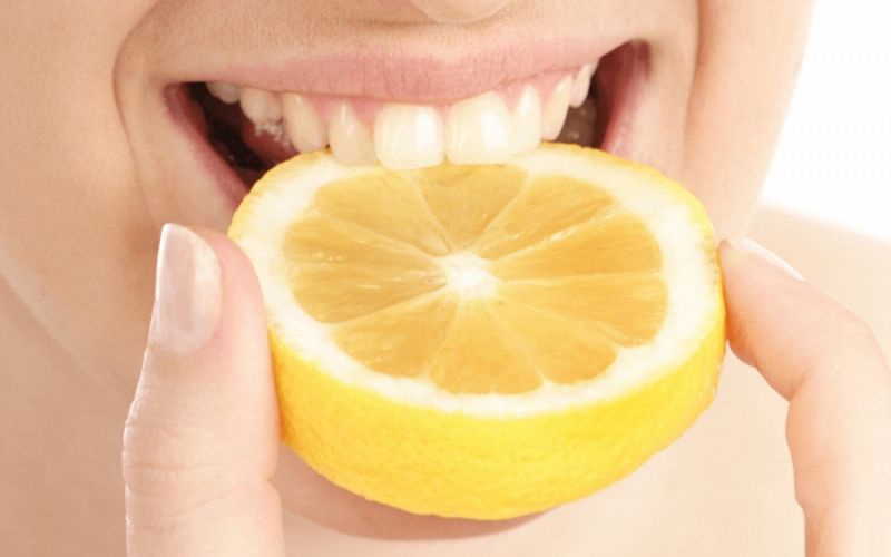 Trong chanh chứa thành phần Axit giúp loại bỏ các mảng bám trên răng hiệu quả