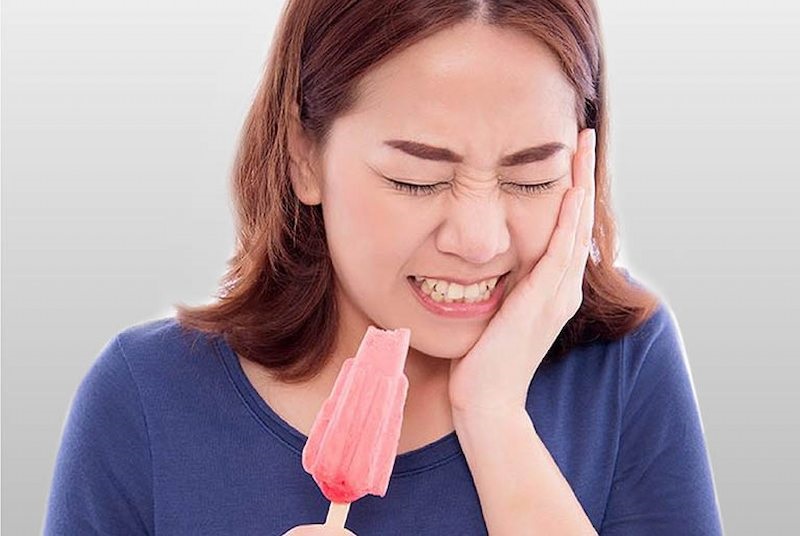 Tẩy trắng răng sai cách có thể khiến răng ê buốt nghiêm trọng
