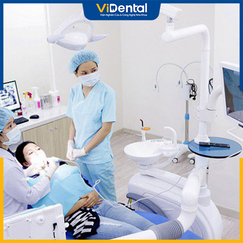 Bệnh nhân thực hiện quá trình niềng răng tại nha khoa