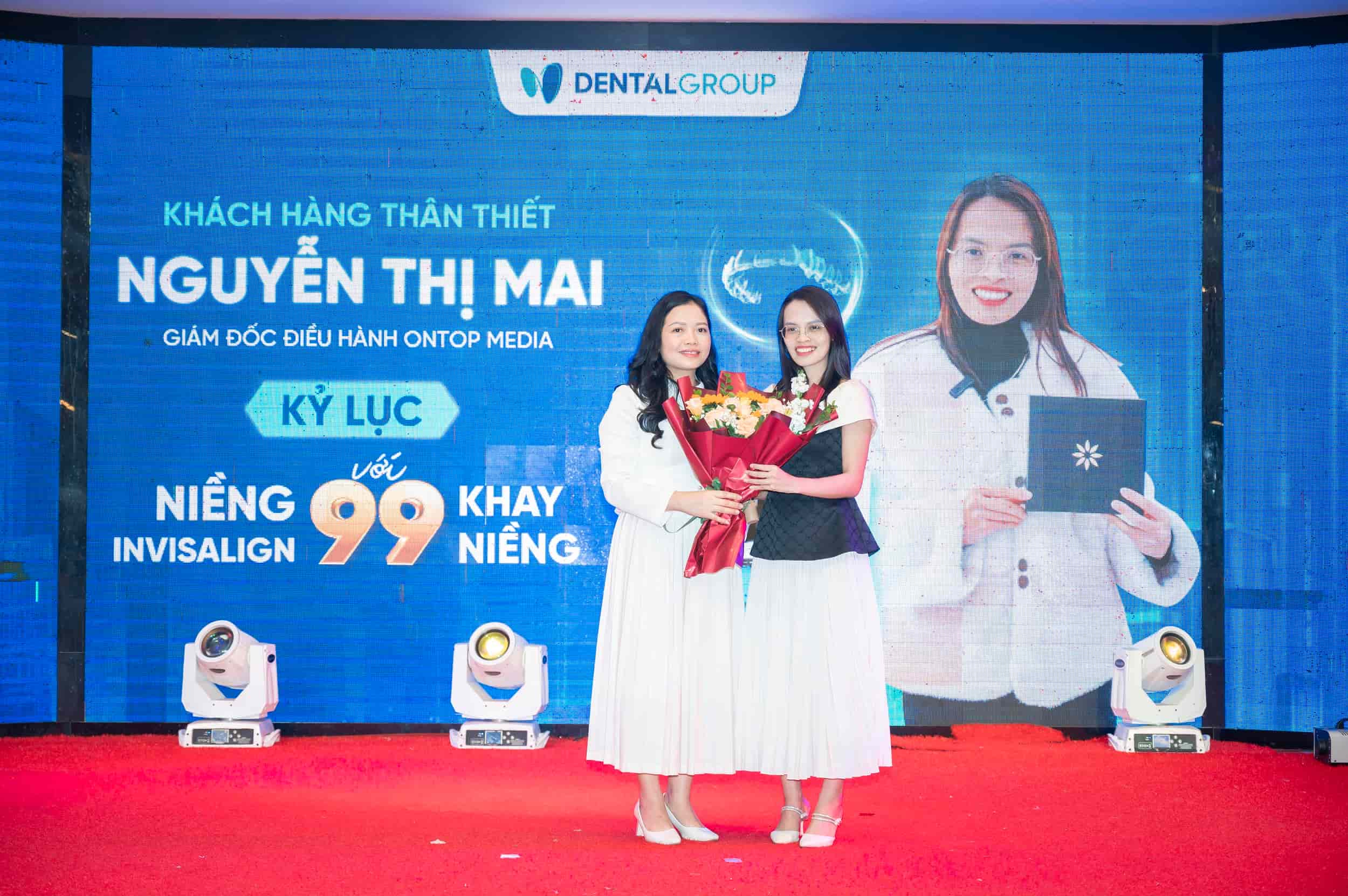 Bà Nguyễn Thị Lan Anh - Giám đốc điều hành Tập đoàn Dental Group tặng hoa tri ân khách hàng thân thiết