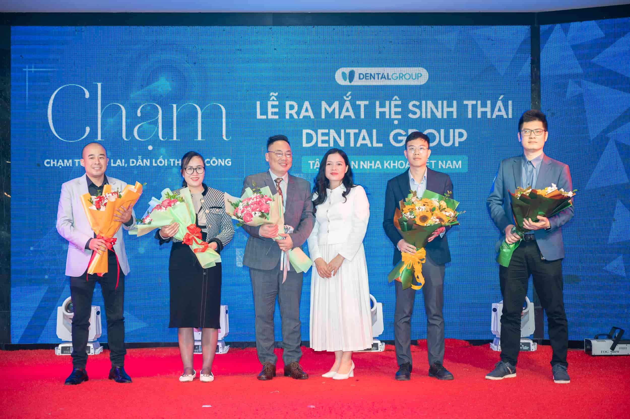Bà Nguyễn Thị Lan Anh - Giám đốc điều hành Tập đoàn Dental Group tặng hoa tri ân đối tác 